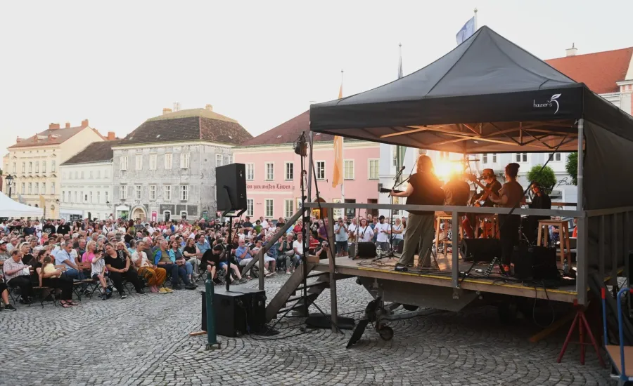 Open Air Konzert am Retzer Hauptplatz: Voodoo Jürgens live erleben